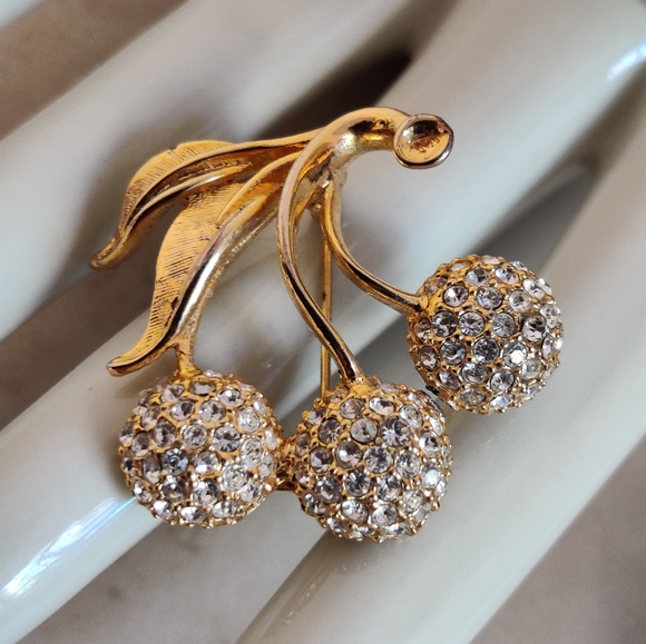 Vintage Dazzling Cherry Bunch Brooch - Picture 9 of 16